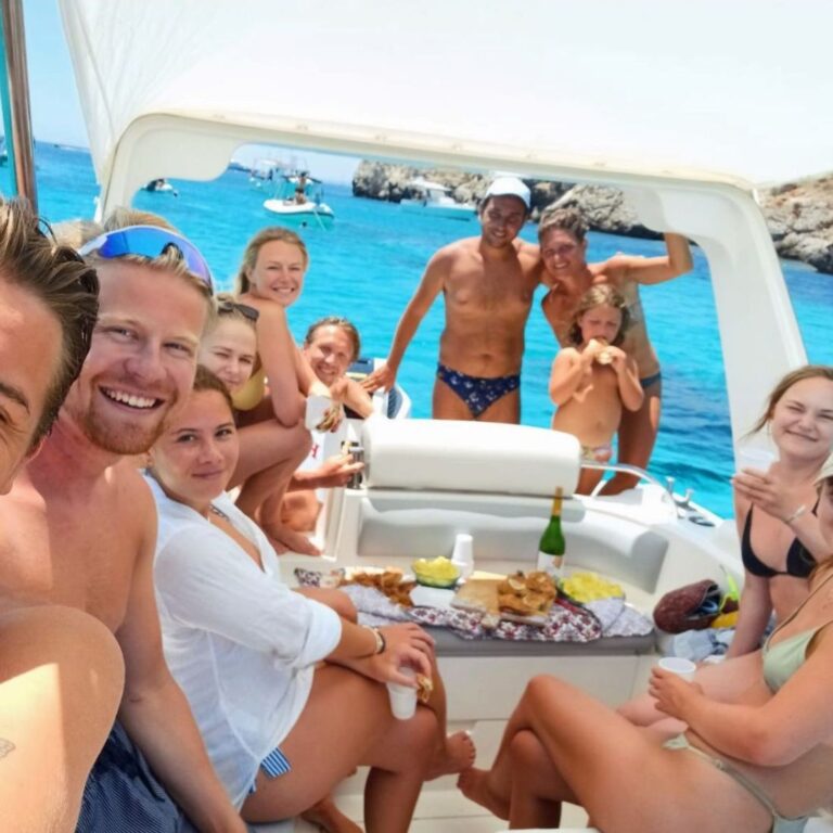 Escursione giornaliera a Favignana: il miglior modo di trascorrere una giornata in mare in compagnia solo dei propri amici o dei propri familiari.